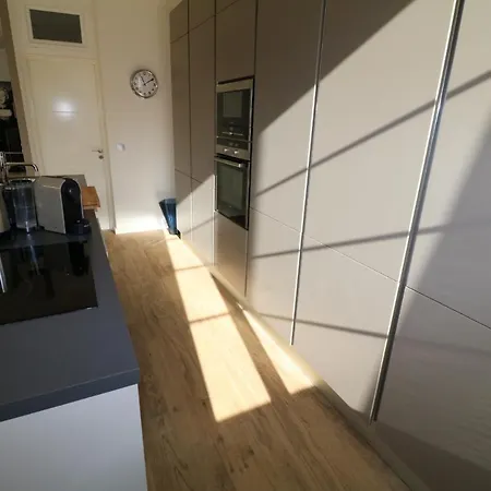 Luxury, 3 Bedroom, 3 Bathrooms 5 Mins From The Palais 410 *