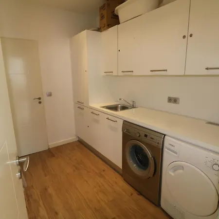 Luxury, 3 Bedroom, 3 Bathrooms 5 Mins From The Palais 410 *